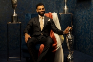 利物浦社媒晒萨拉赫与三座PFA奖杯合照:埃及国王 利物浦社媒晒萨拉赫与三座PFA奖杯合照:埃及国王