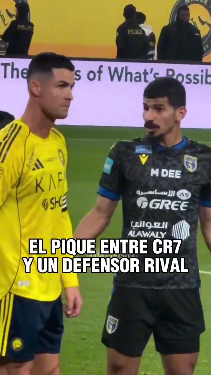 开云官网-C罗与贴防他的后卫发生口角，厉声告诉对方：别碰我