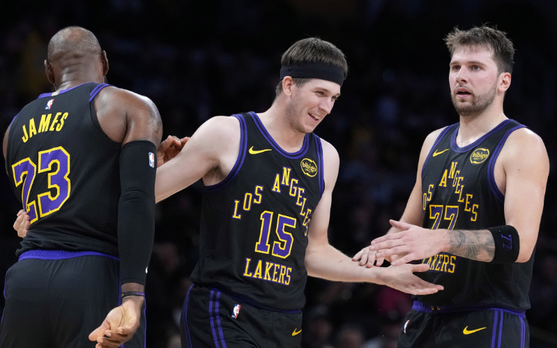 开云体育-10胜2负！里夫斯要签2.4亿美金顶薪，老詹该和湖人说再见了